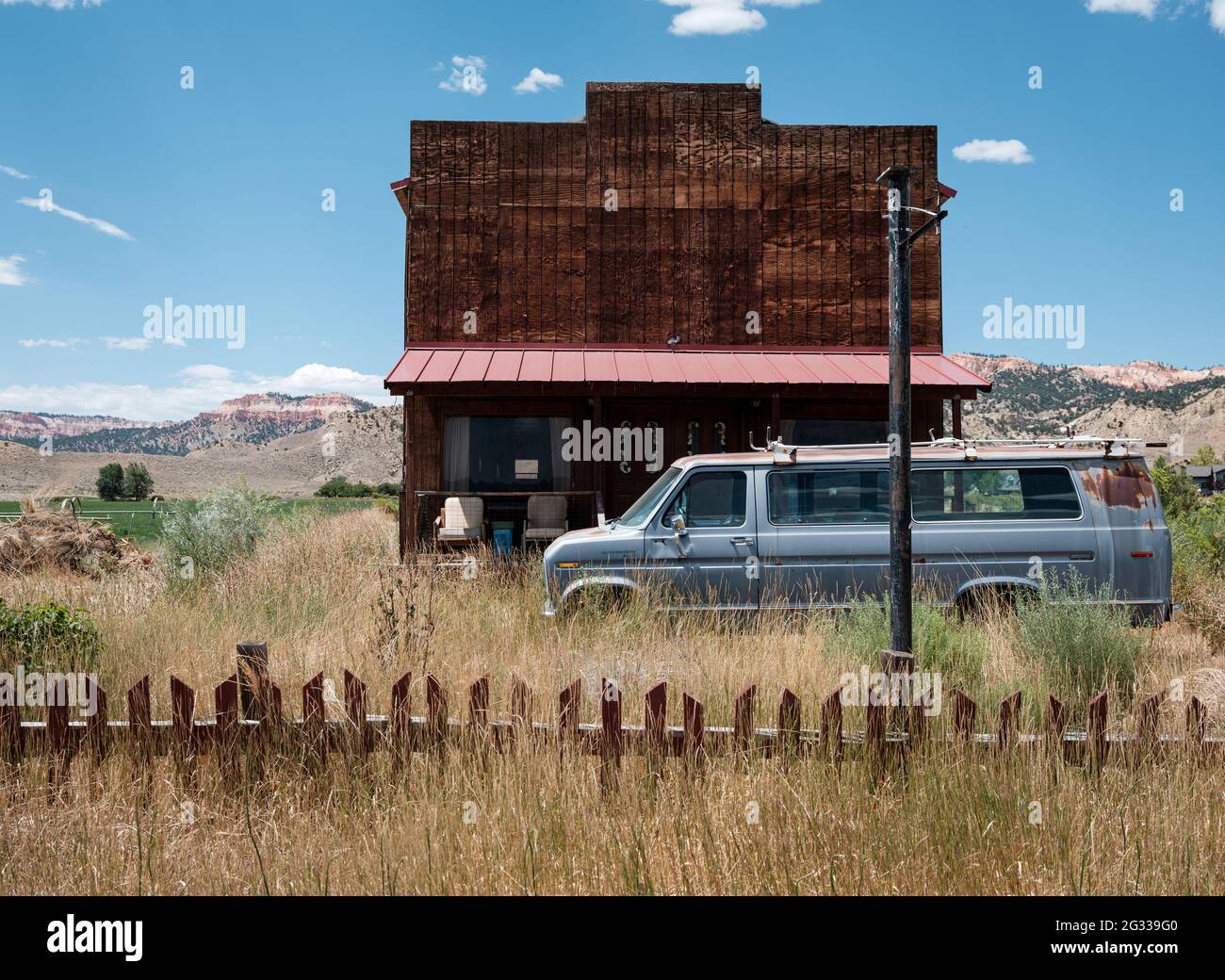 TROPIC, UTAH - CIRCA AUGUST 2020: Abandoned building and van in Tropic, a town in the outskirts of the Bryce Canyon National Park, Utah. Stock Photo