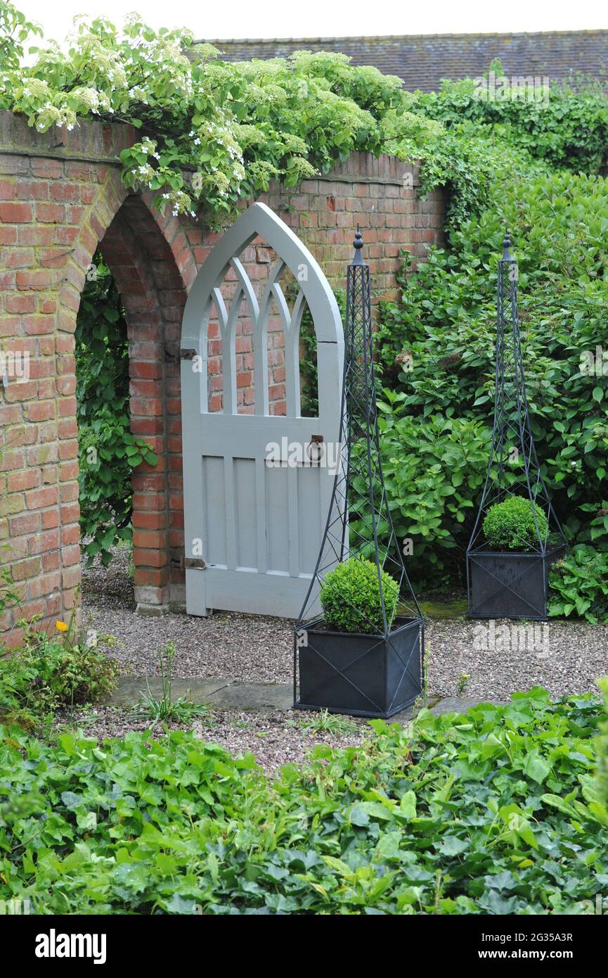 Old english garden wall hi-res stock photography and images - Alamy