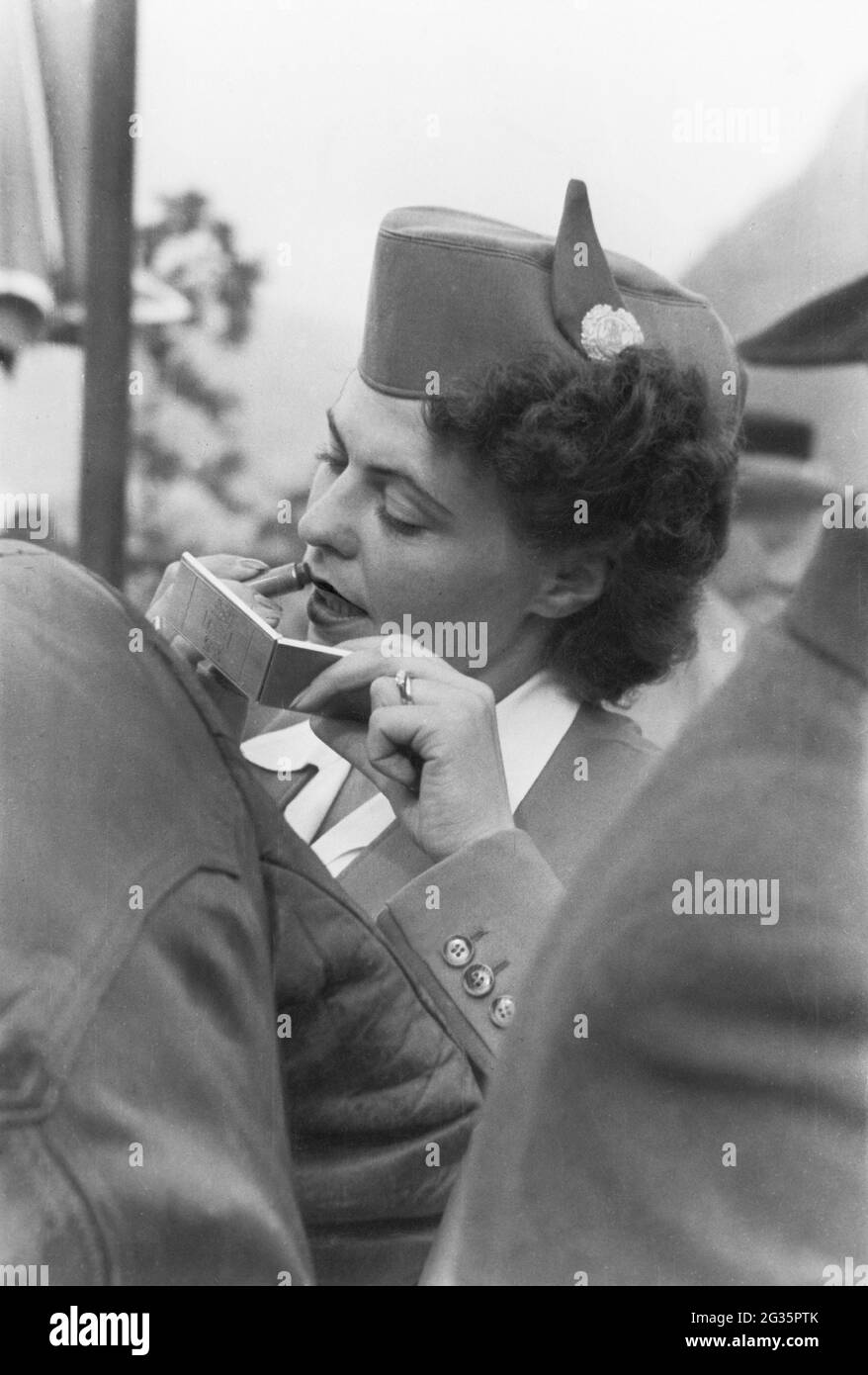 Löwenstein, Inge, * 1923, German beauty queen, Miss Germany 1949, half length, applying make-up, ADDITIONAL-RIGHTS-CLEARANCE-INFO-NOT-AVAILABLE Stock Photo