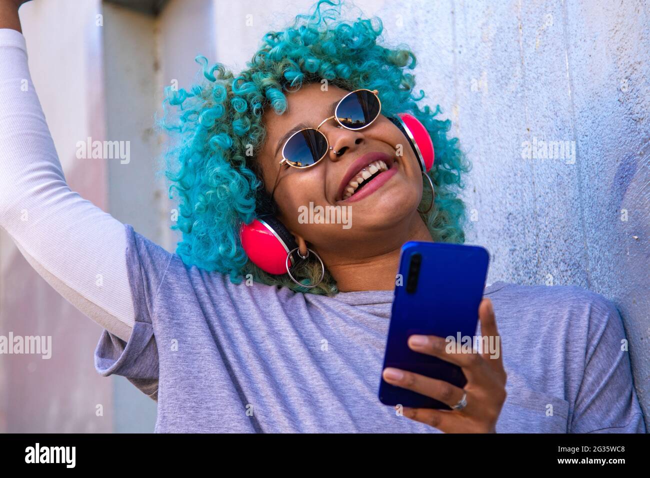 Smiling afro american girl hi-res stock photography and images - Alamy