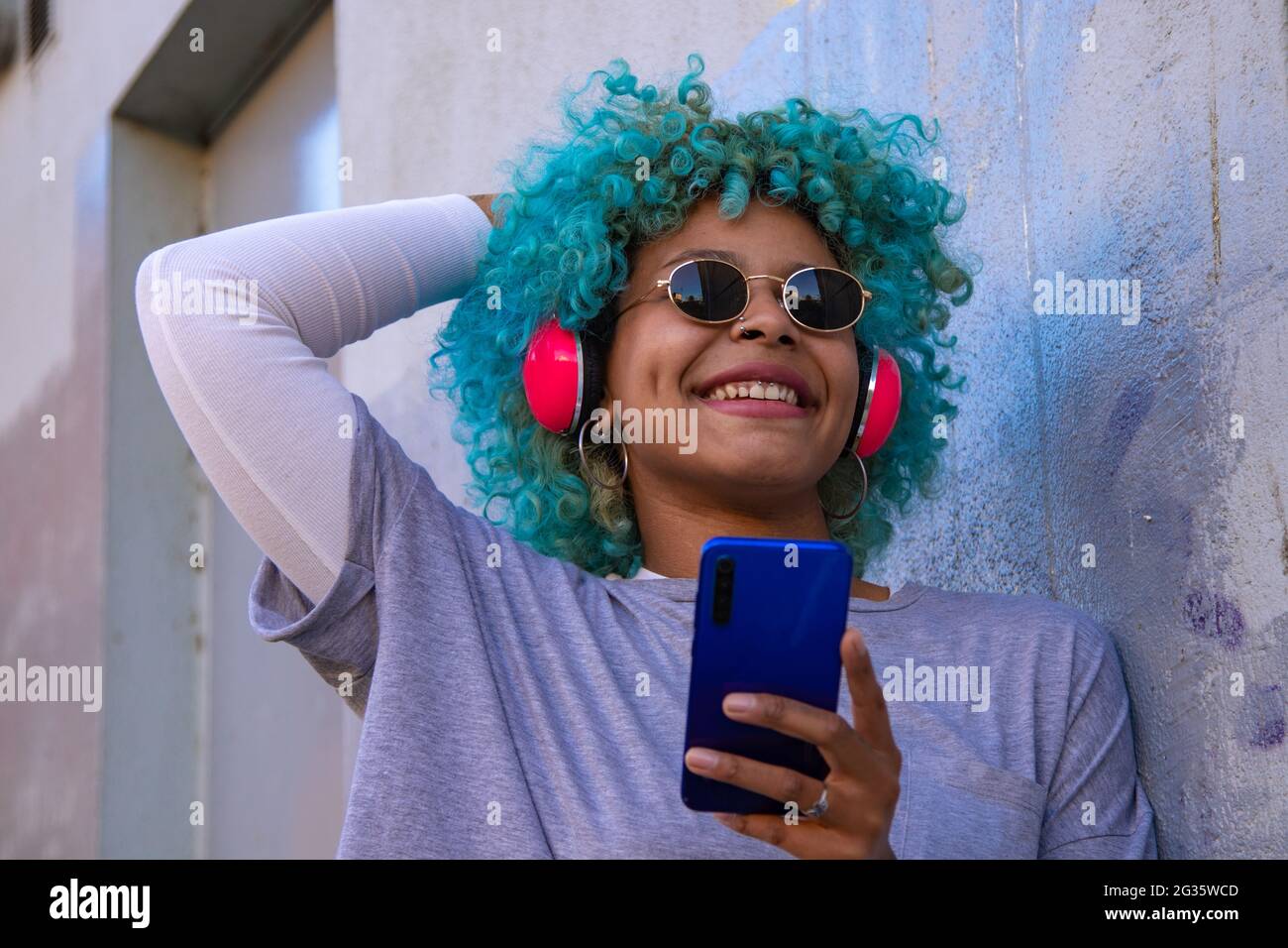 Smiling afro american girl hi-res stock photography and images - Alamy