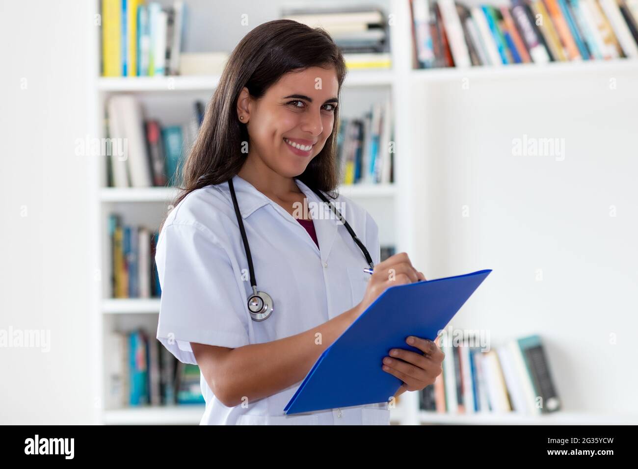 Hispanic nurse hi-res stock photography and images - Alamy