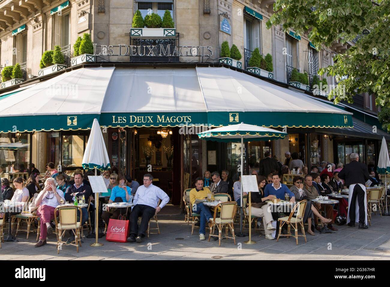 FRANCE PARIS (75) 6TH DISTRICT, CAFE 'LES DEUX MAGOTS' IN SAINT GERMAIN DES PRES Stock Photo