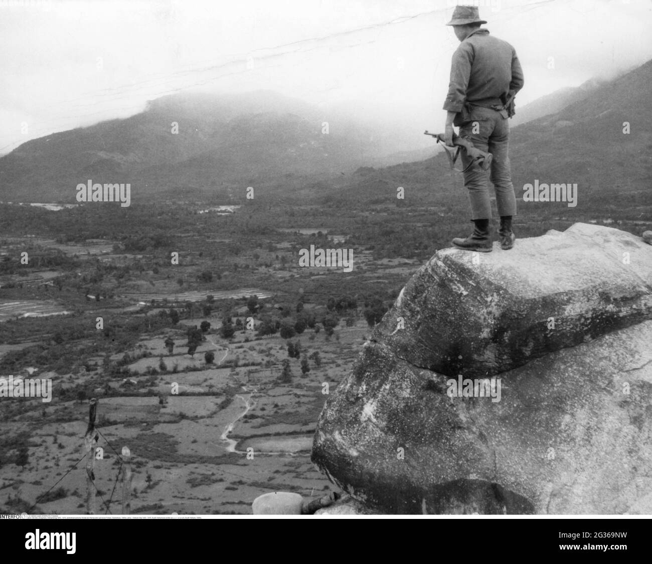 Vietnam War 1955 - 1975, South Vietnamese soldier as guard on a rock, South Vietnam, 1960s, ADDITIONAL-RIGHTS-CLEARANCE-INFO-NOT-AVAILABLE Stock Photo