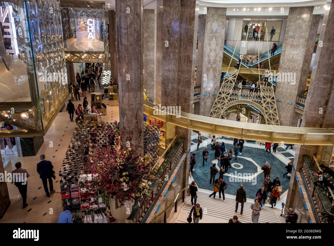 Paris, France, Crowd Outside, Louis Vuitton, LVMH Luxury Clothing Store on  Ave. Champs-ELysees, with Modern Art Decorations by : Yayoi KUSAMA, 2023  Stock Photo - Alamy