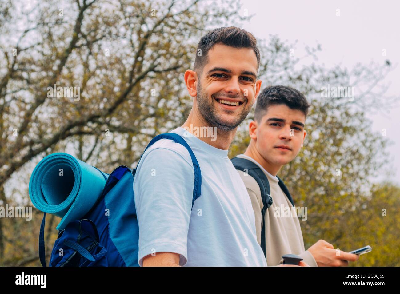 Young people traveling backpacks hi-res stock photography and images ...