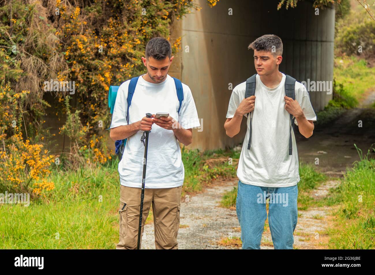 Young people traveling backpacks hi-res stock photography and images ...