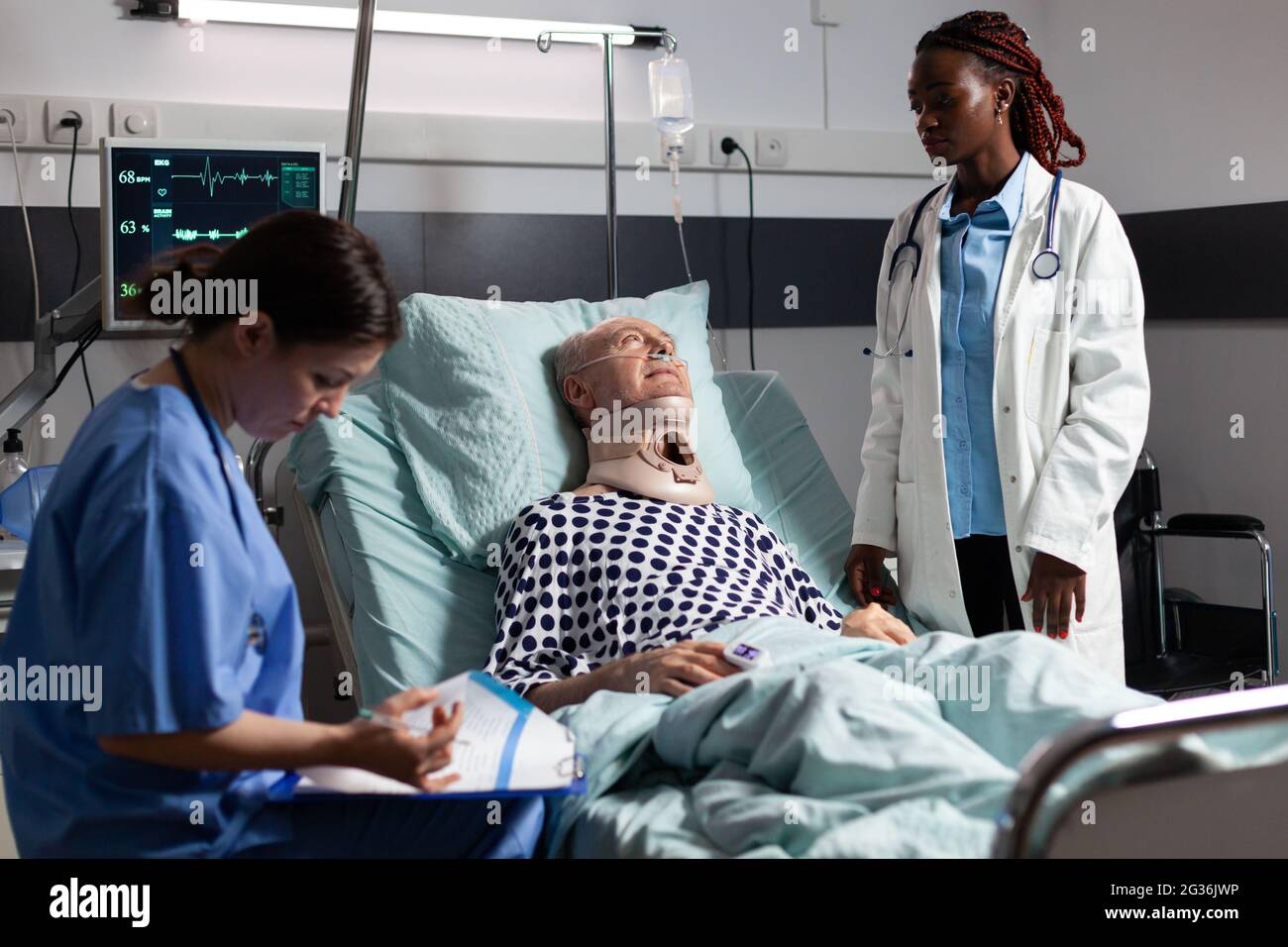 Injured man hospital bed hi-res stock photography and images - Alamy