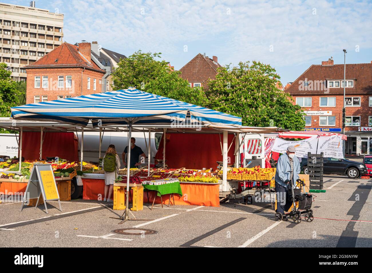 Wochenmarkt auf dem Exerzierplatz in Kiel in aller Frühe, es herrscht noch völlige Ruhe vor dem Ansturm Stock Photo