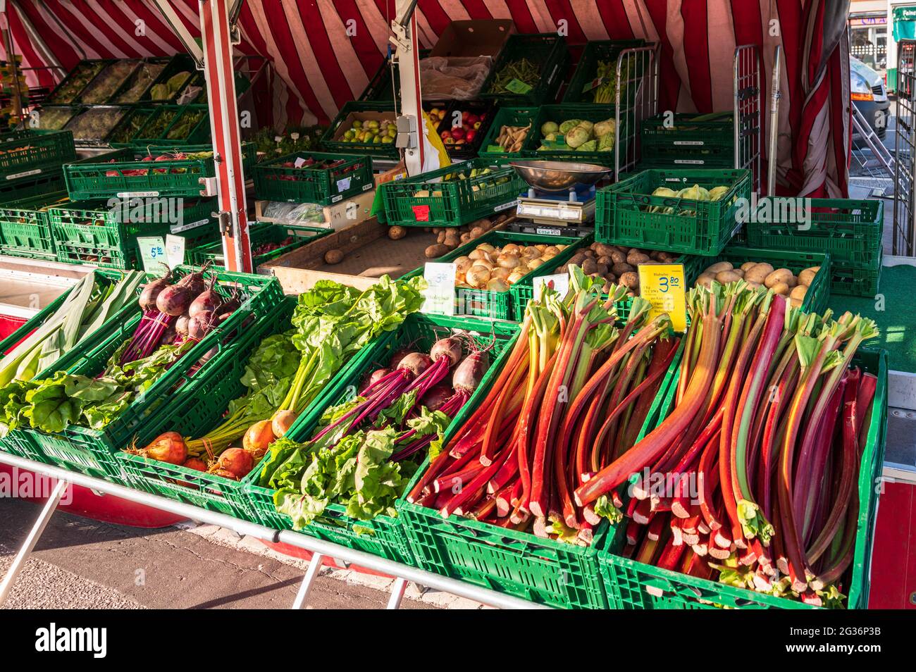 Wochenmarkt auf dem Exerzierplatz in Kiel in aller Frühe, es herrscht noch völlige Ruhe vor dem Ansturm Stock Photo