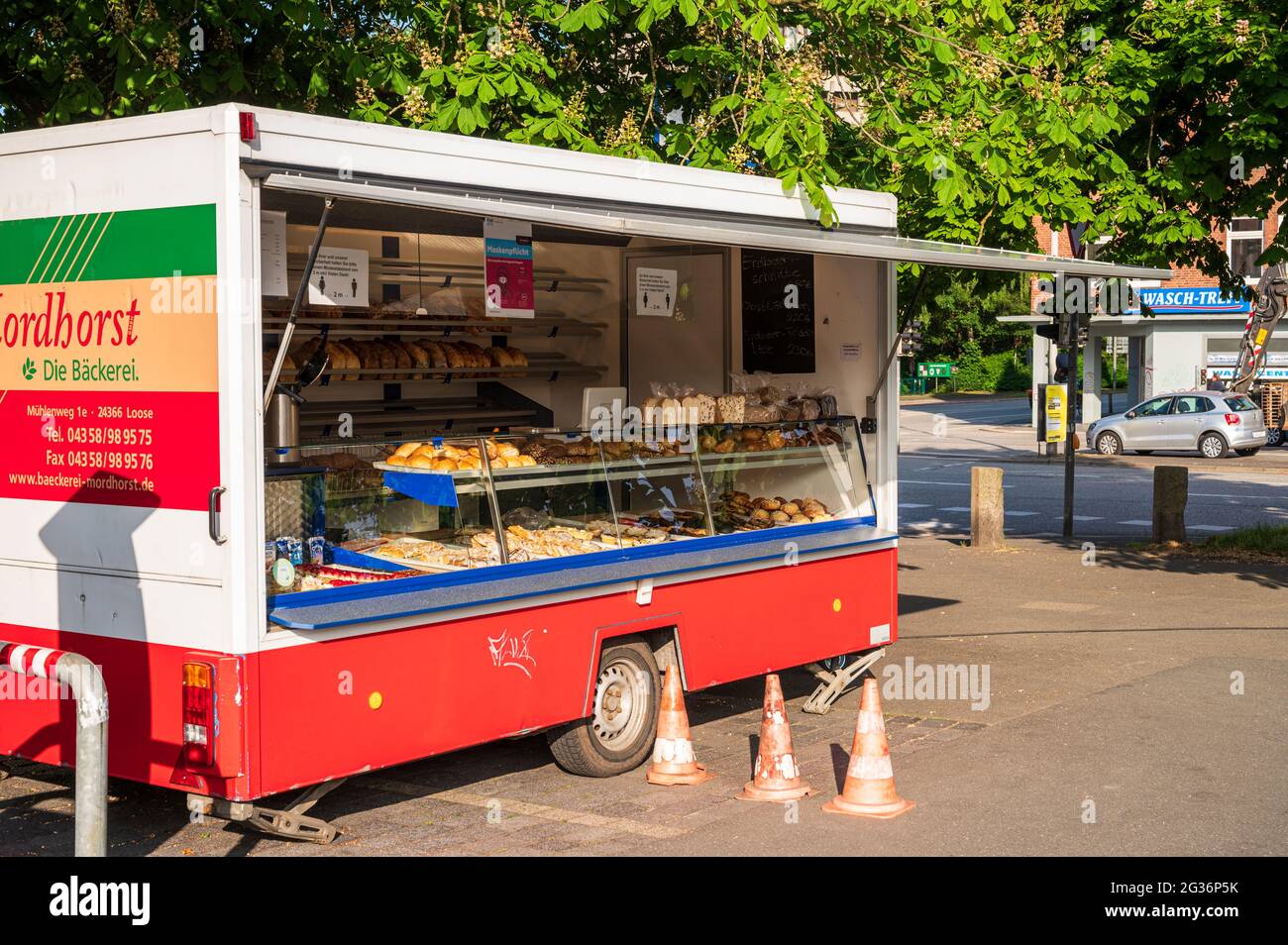 Wochenmarkt auf dem Exerzierplatz in Kiel in aller Frühe, es herrscht noch völlige Ruhe vor dem Ansturm Stock Photo