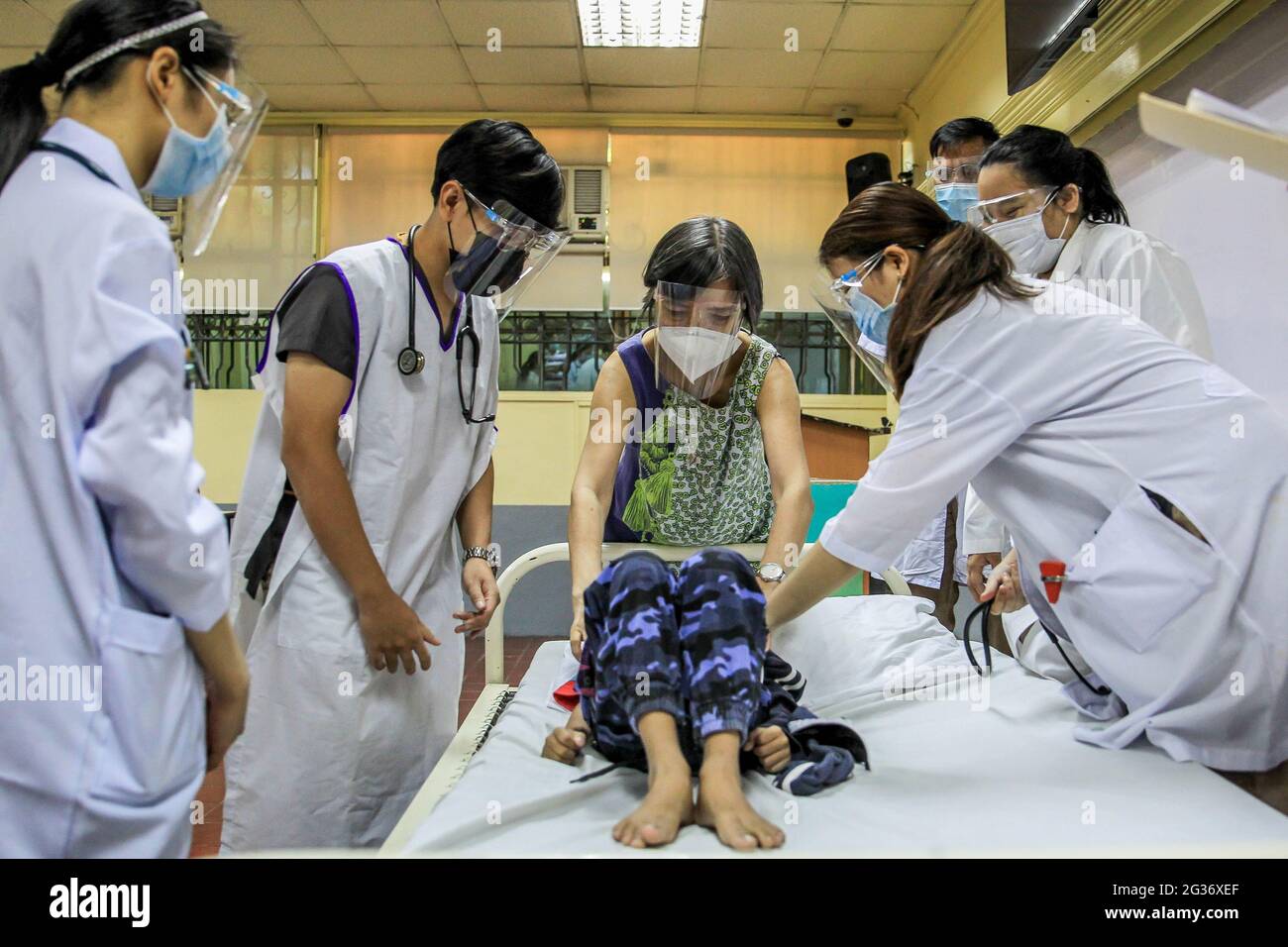 Manila, Philippines. 14th June, 2021. Medical students attend a face-to-face class at the University of Santo Tomas in Manila, the Philippines, on June 14, 2021. Credit: Rouelle Umali/Xinhua/Alamy Live News Stock Photo