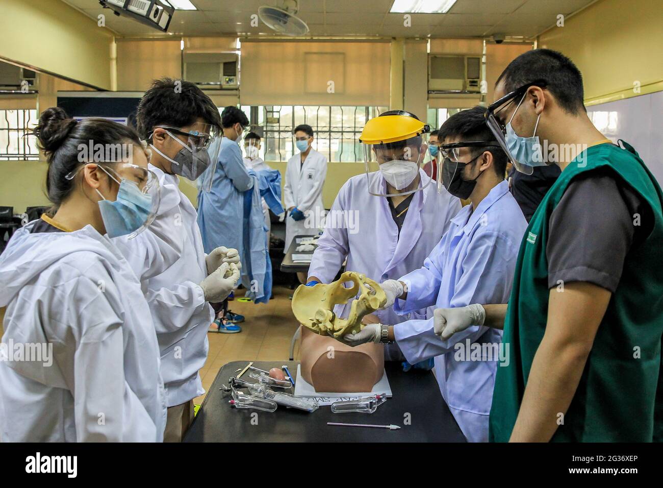 Manila, Philippines. 14th June, 2021. Medical students attend a face-to-face class at the University of Santo Tomas in Manila, the Philippines, on June 14, 2021. Credit: Rouelle Umali/Xinhua/Alamy Live News Stock Photo