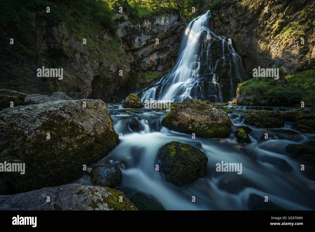 Der Gollinger Wasserfall im Sommer ins ein schönes Familienausflugsziel Stock Photo