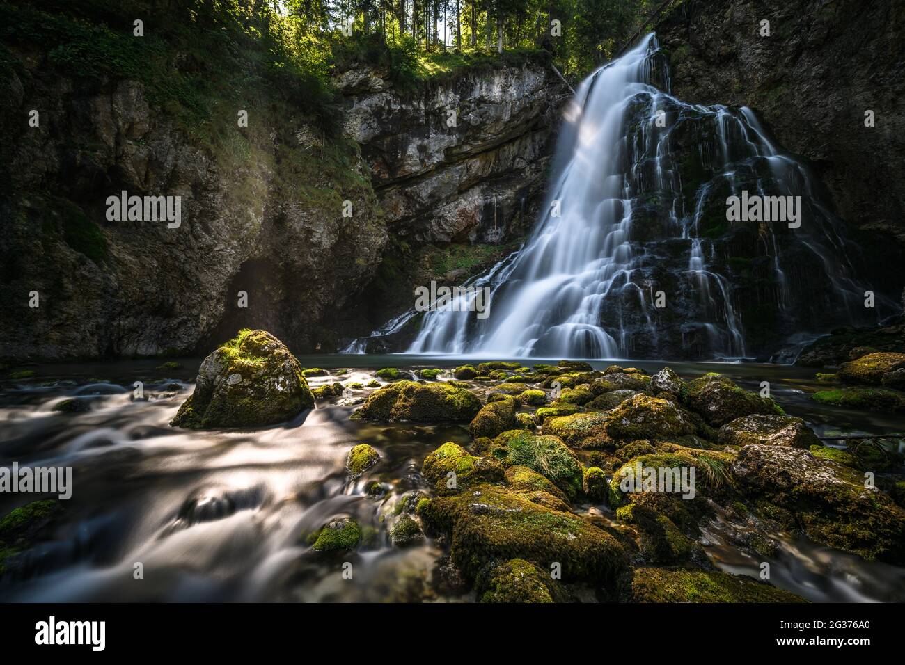Der Gollinger Wasserfall im Sommer ins ein schönes Familienausflugsziel Stock Photo