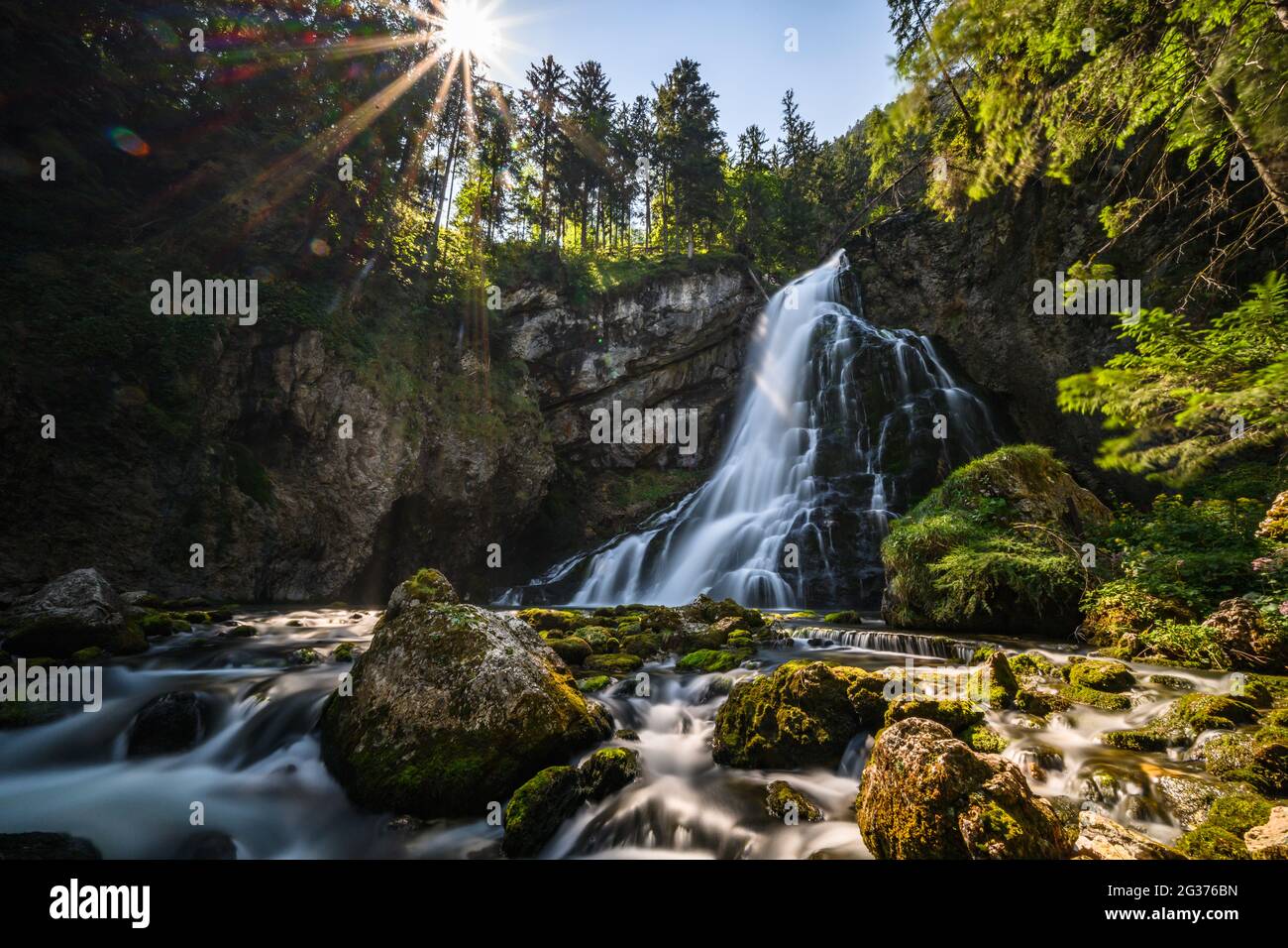 Der Gollinger Wasserfall im Sommer ins ein schönes Familienausflugsziel Stock Photo