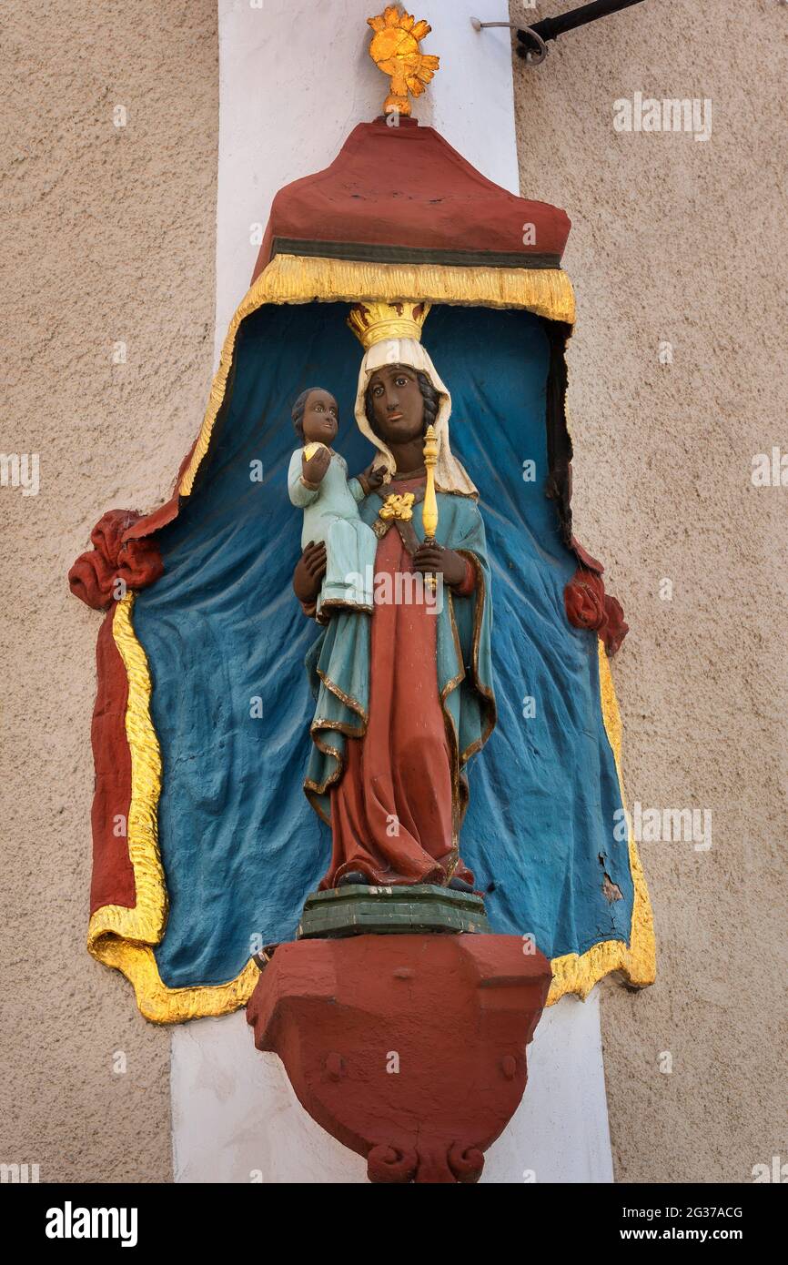 Figure of the black Madonna with baby Jesus in the Marktstrasse, Bad Toelz, Upper Bavaria, Bavaria, Germany Stock Photo