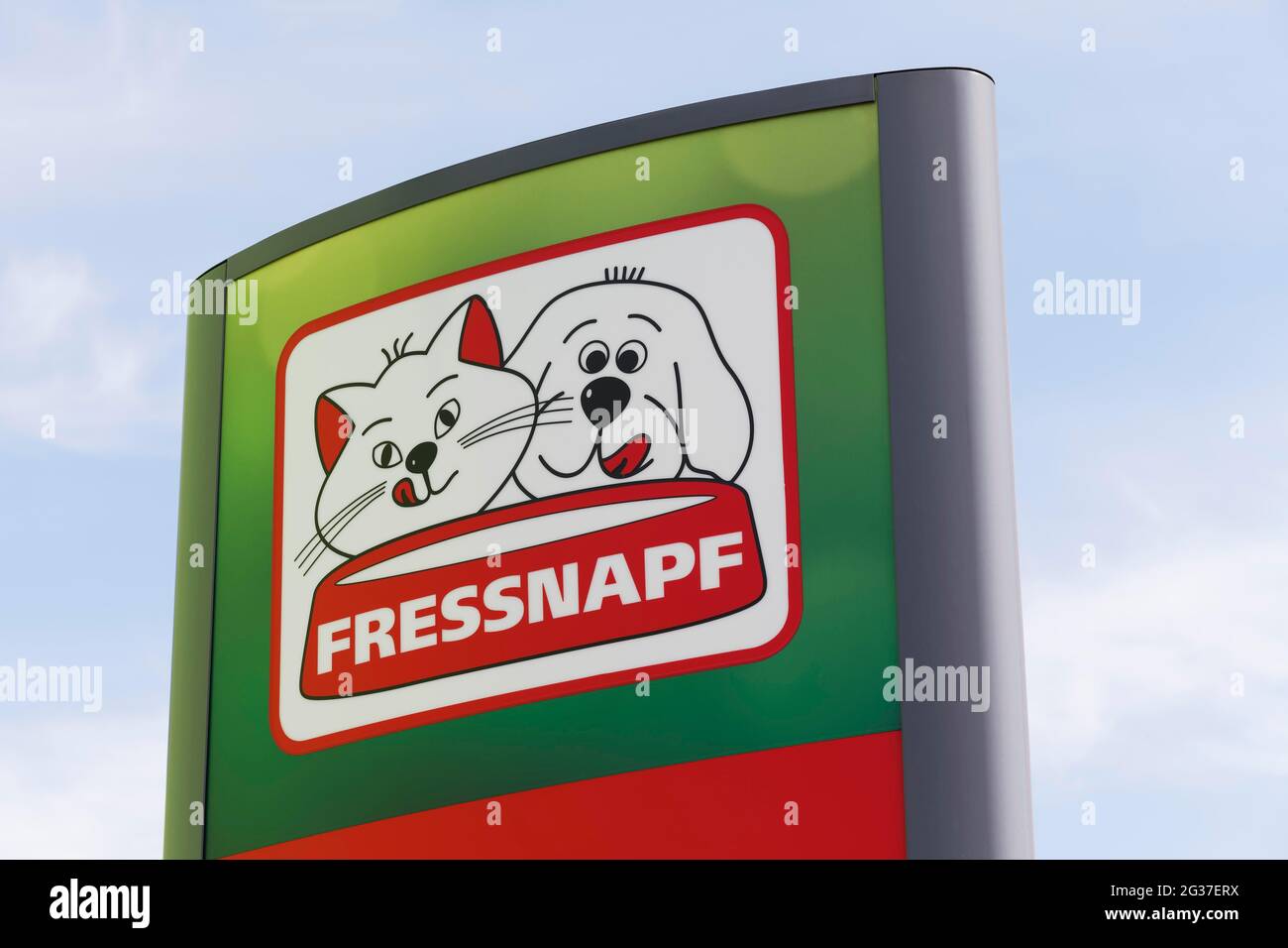 Fressnapf, column with logo, illustration dog and cat, specialized trade chain for pet food, pet supplies, Duisburg, North Rhine-Westphalia, Germany Stock Photo