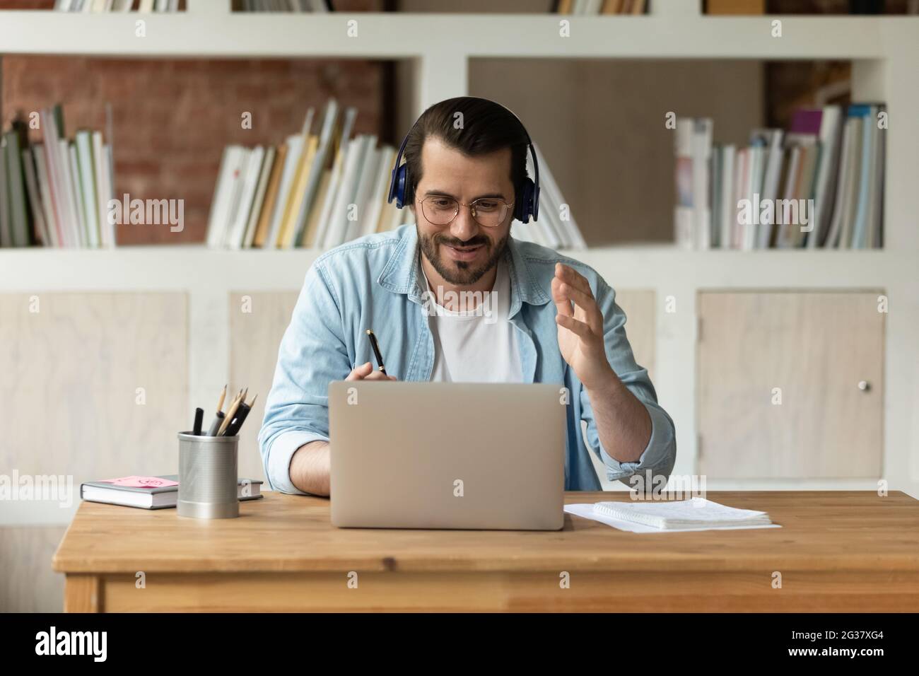 Millennial gen hi-res stock photography and images - Alamy