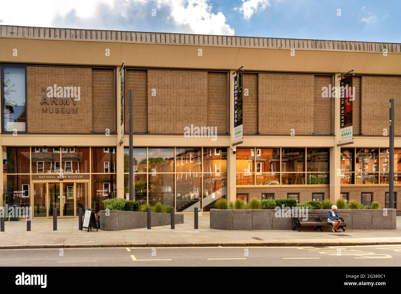 LONDON ENGLAND CHELSEA THE FRONT OF THE NATIONAL ARMY MUSEUM ON ROYAL ...