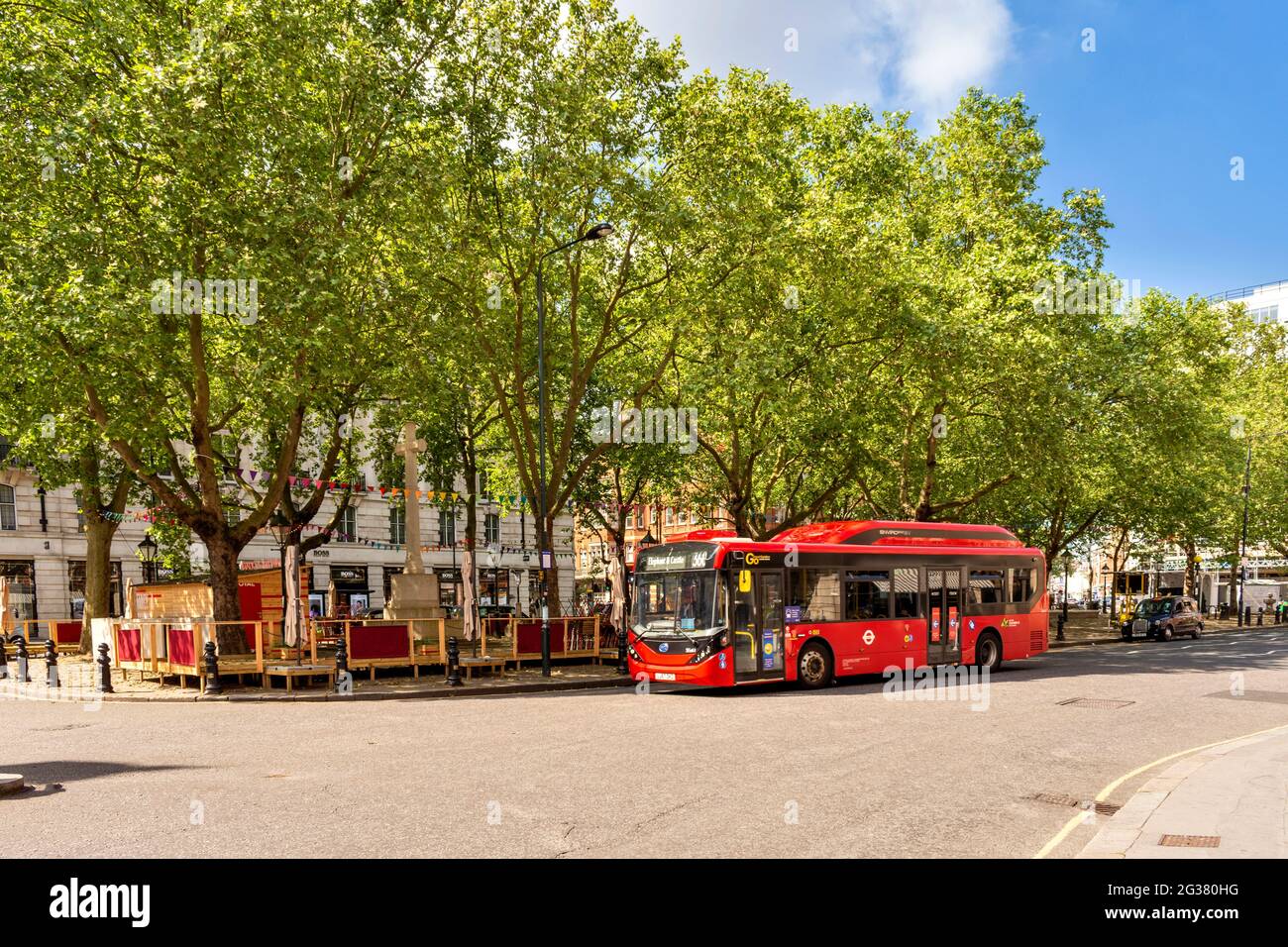 LONDON ENGLAND SLOANE SQUARE CHELSEA AND A RED BUS IN EARLY SUMMER Stock Photo