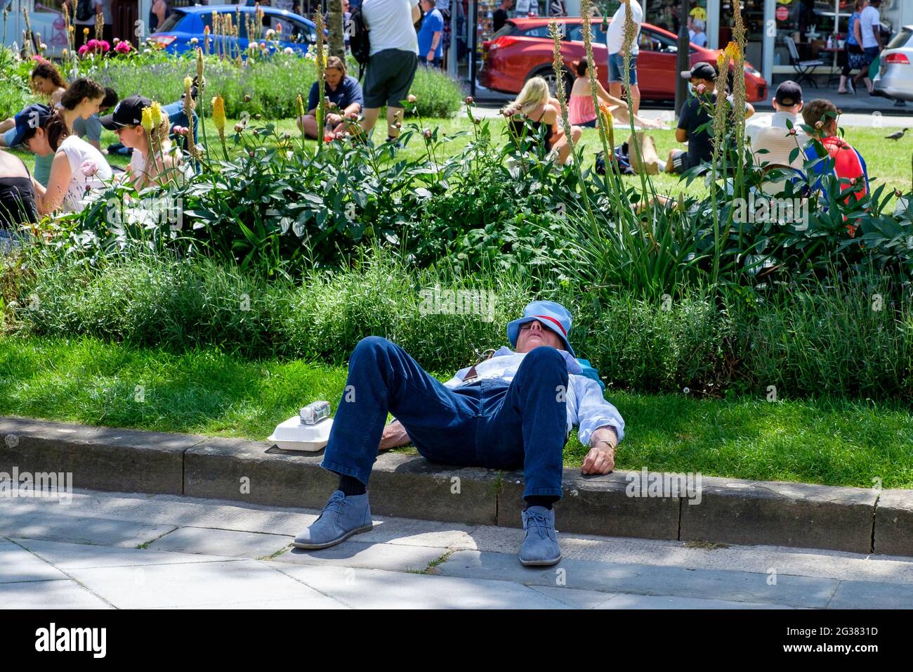 Bath, UK, 14th June, 2021. With many parts of the UK enjoying another very hot and sunny day, people in the centre of Bath are pictured enjoying the warm sunshine. Credit: Lynchpics/Alamy Live News Stock Photo