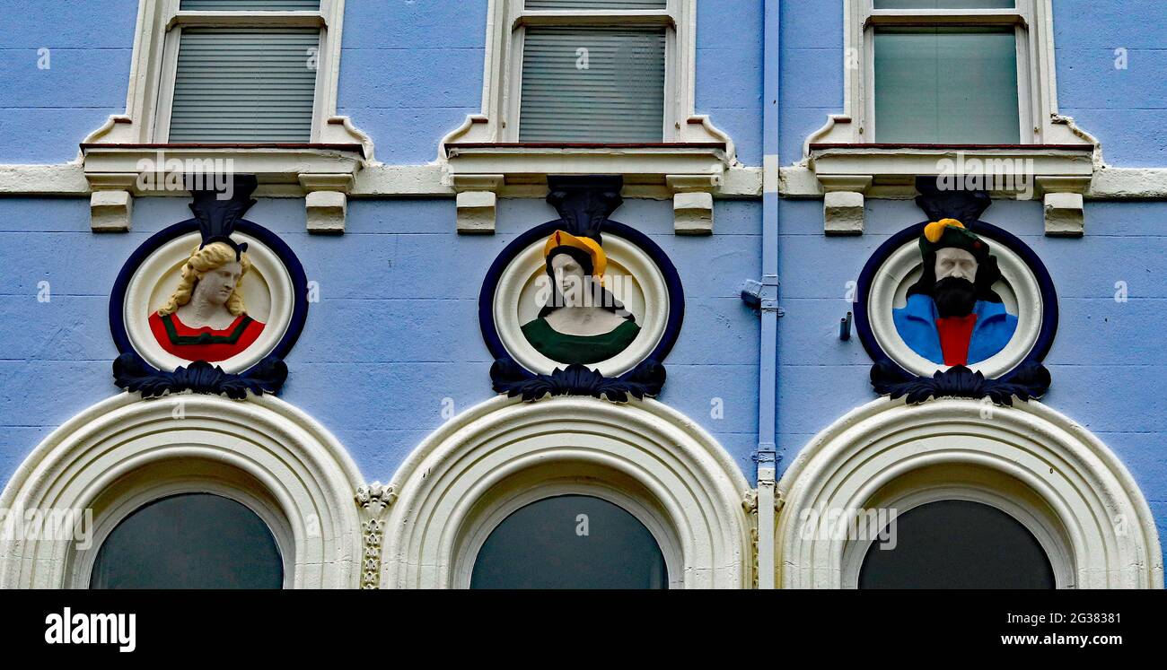 Heads on the front of a building, Fairview Court, in Scarborough.  A series of stone sculptures of men and ladies on a building on St Martins Avenue. Stock Photo