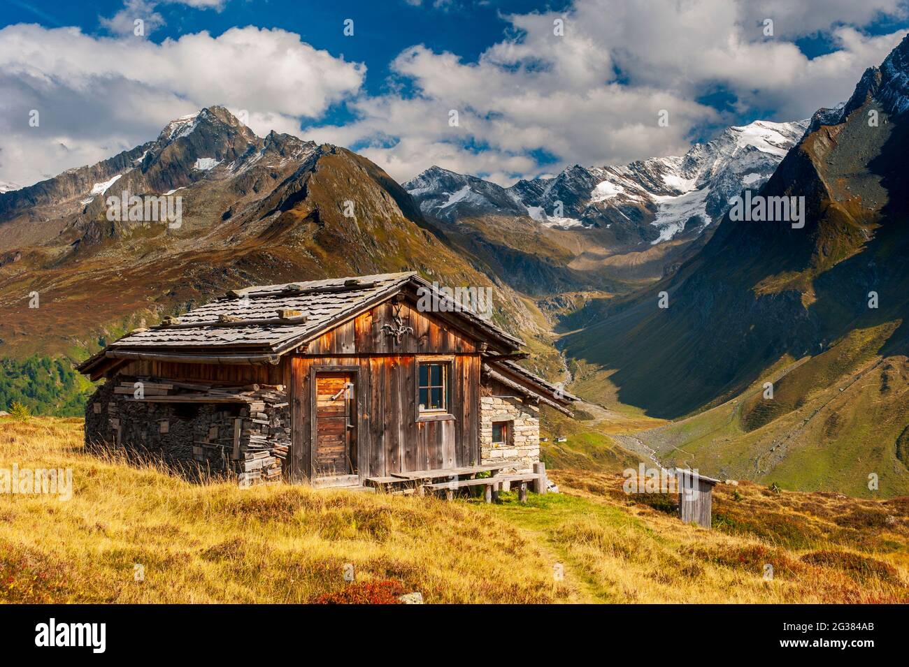 Berghütte auf der Alm im Ahrntal in Südtirol Stock Photo