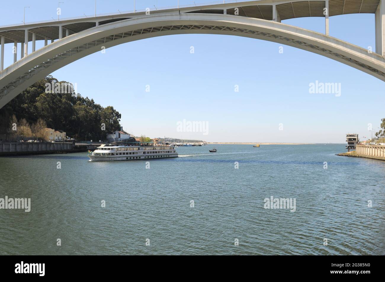 The Porto Bridge (Credit Image: © Julen Pascual Gonzalez) Stock Photo