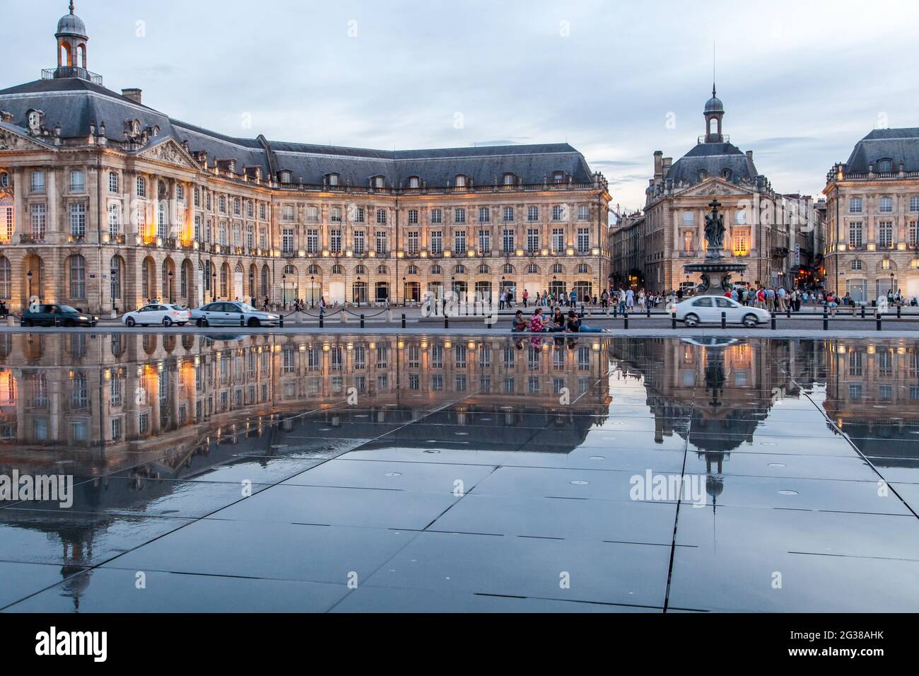 The Miroir d'eau in Bordeaux The Miroir d'eau (Water Mirror) or Miroir des  Quais (Quay Mirror) in Bordeaux is the world's largest[1] reflecting pool  Stock Photo - Alamy