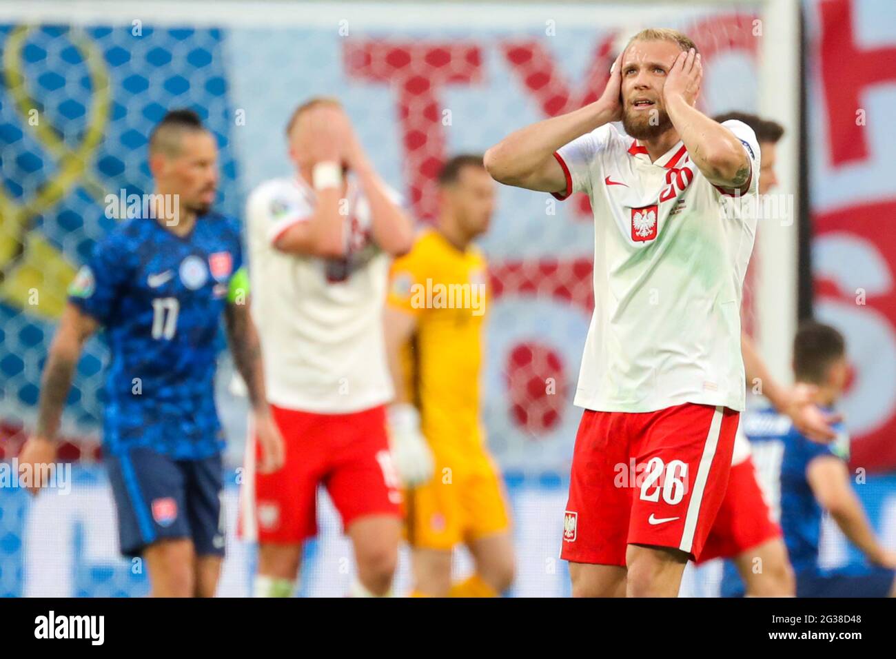14 June 2021, Russia, St. Petersburg: Football: European Championship,  Poland - Slovakia, Preliminary round, Group E, Matchday 1 at St. Petersburg  Stadium. The team from Slovakia celebrates the 1:2 victory.Important: For  editorial