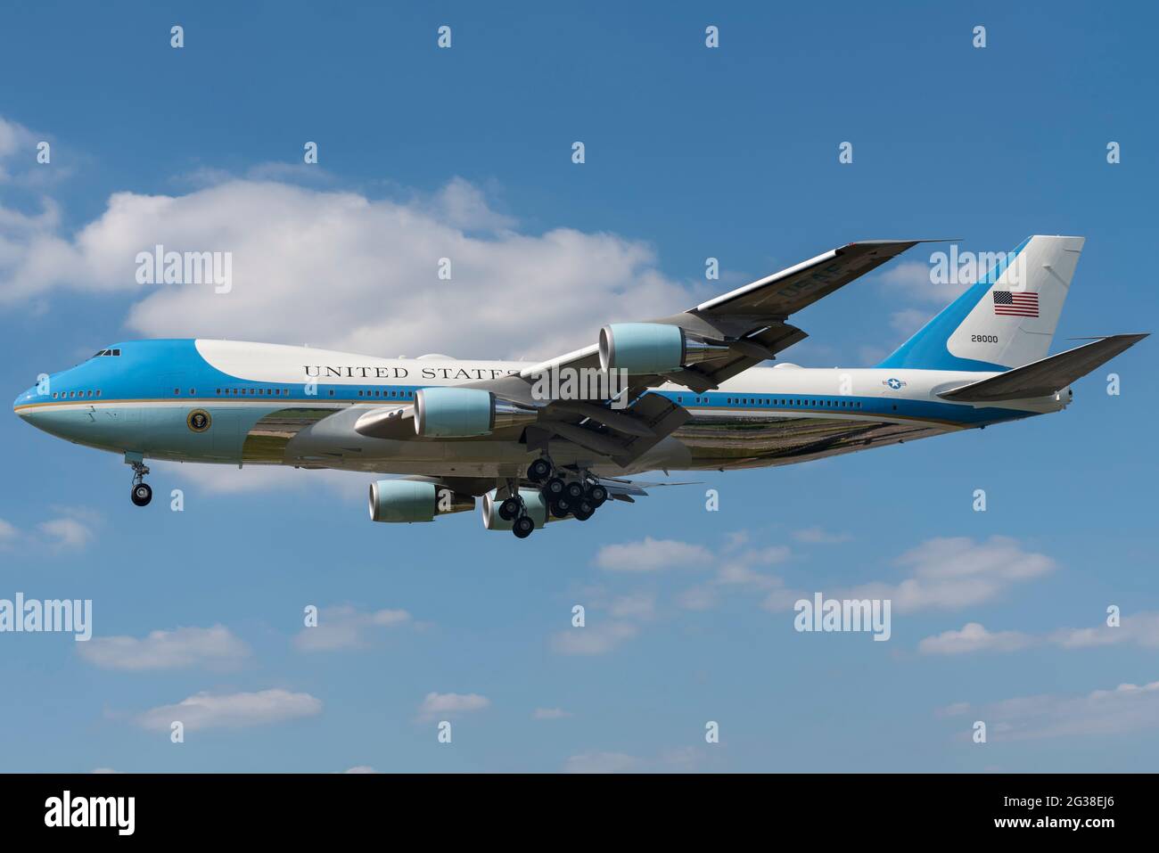 Photo Presidential Aircraft-AIR FORCE ONE Flies over Mt 747 VC-25A Rushmore 