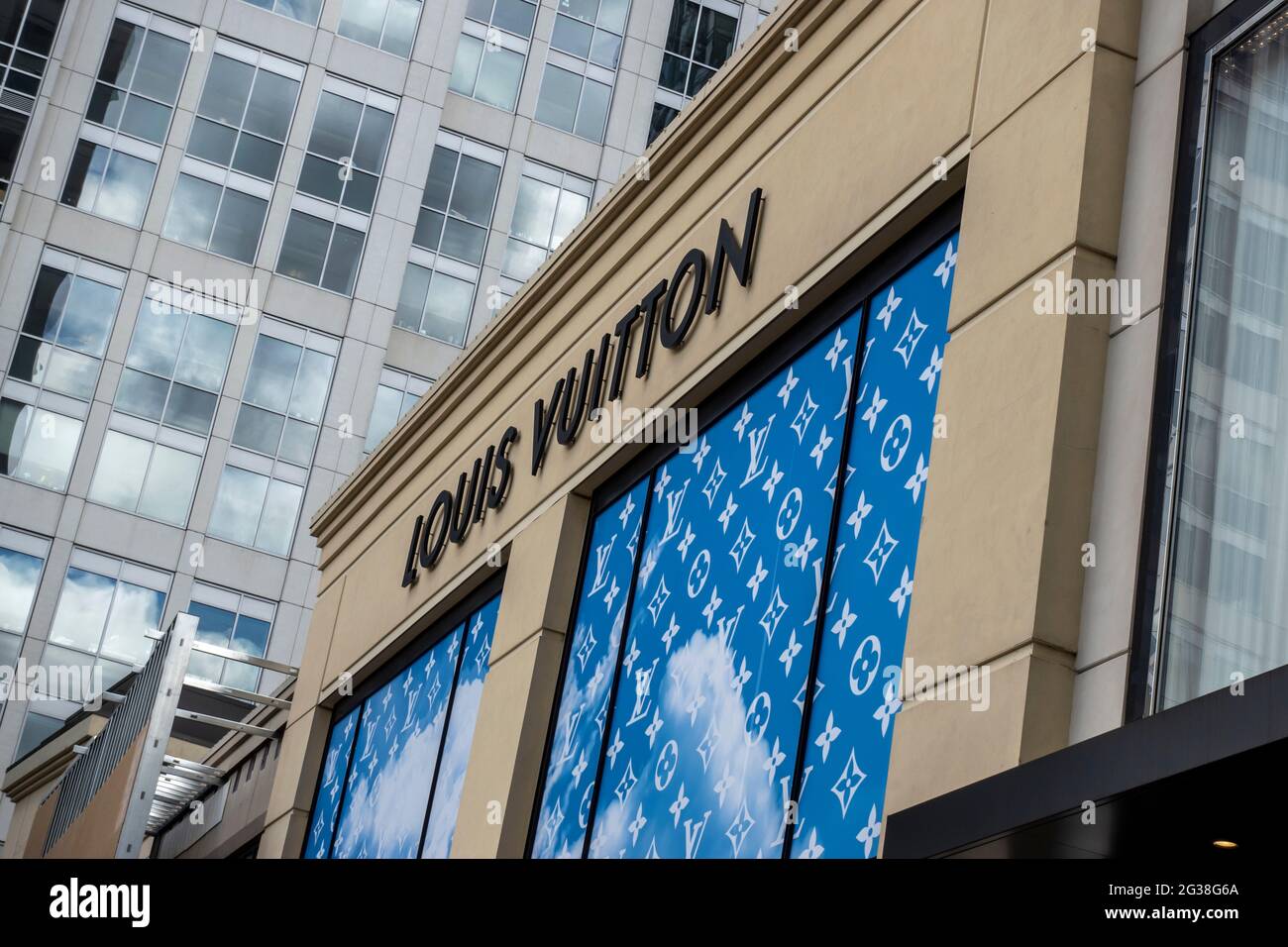 Louis Vuitton store – Stock Editorial Photo © teamtime #107059742