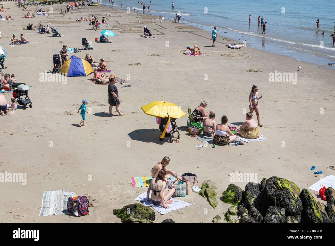 Holiday crowds on Folkestone’s Sunny Sands Beach Stock Photo Alamy