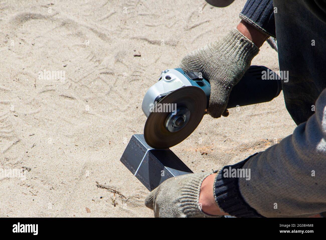 https://c8.alamy.com/comp/2G38HM8/worker-cutting-metal-with-grinder-sparks-while-grinding-iron-compliance-with-safety-regulations-2G38HM8.jpg