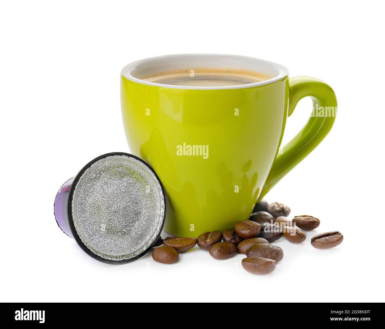 Cafetière capsule moderne avec expresso, tasse, dosettes et haricots sur  table blanche Photo Stock - Alamy