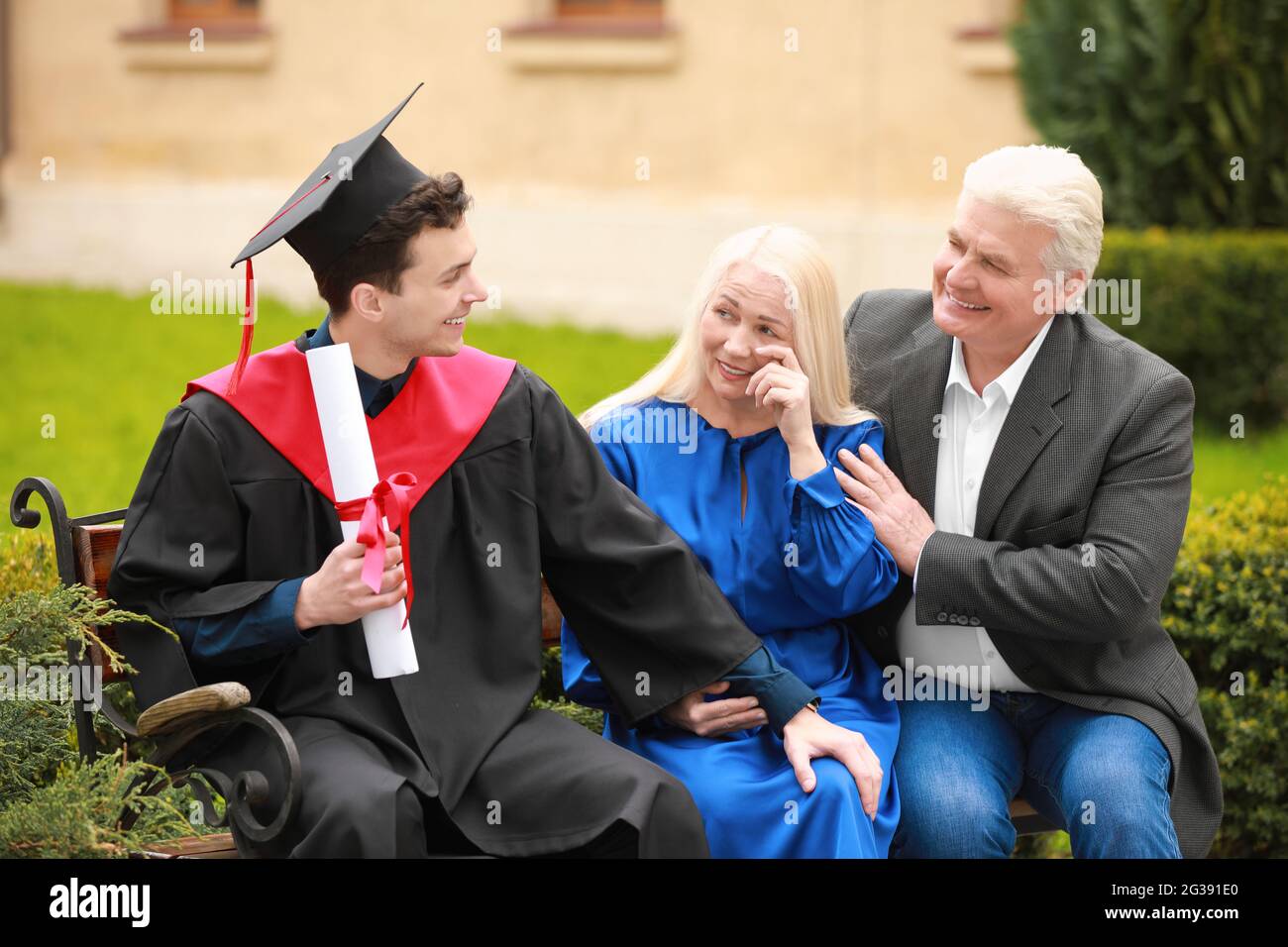 Happy young man with his parents on graduation day Stock Photo - Alamy