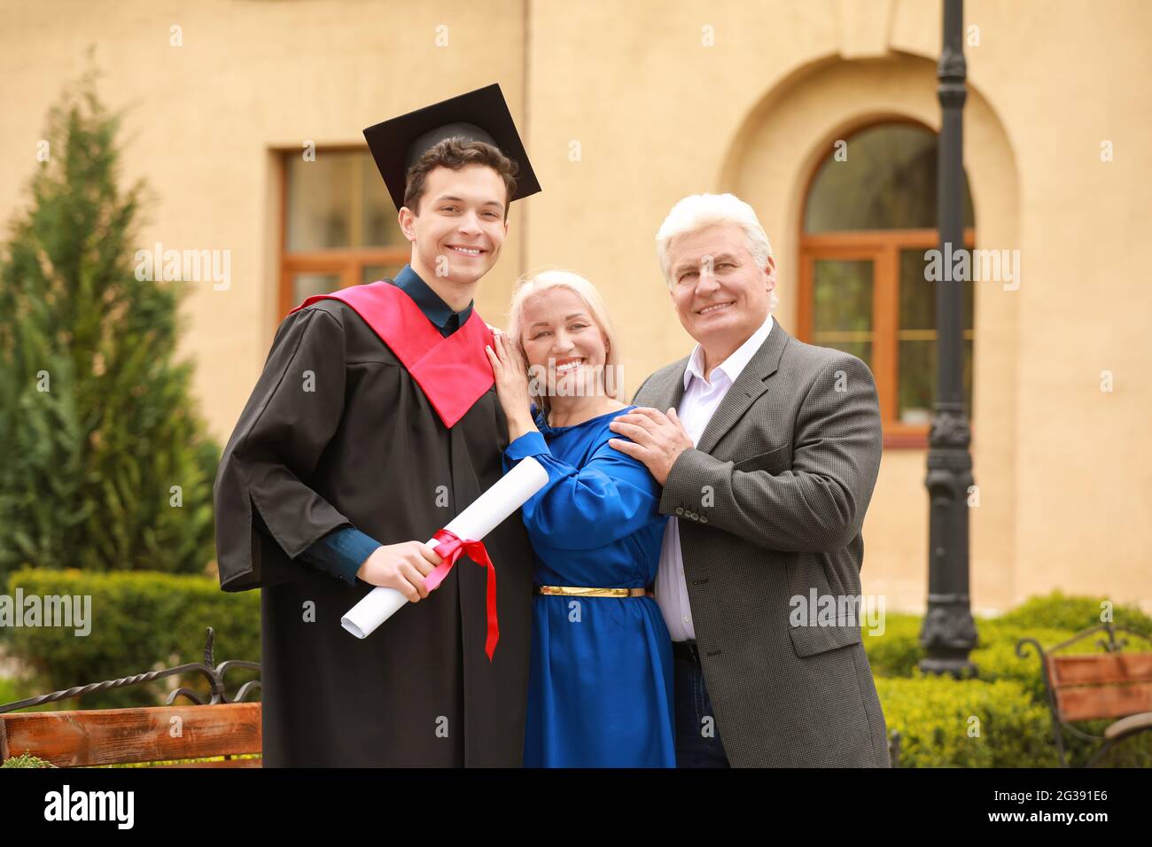 Happy young man with his parents on graduation day Stock Photo - Alamy