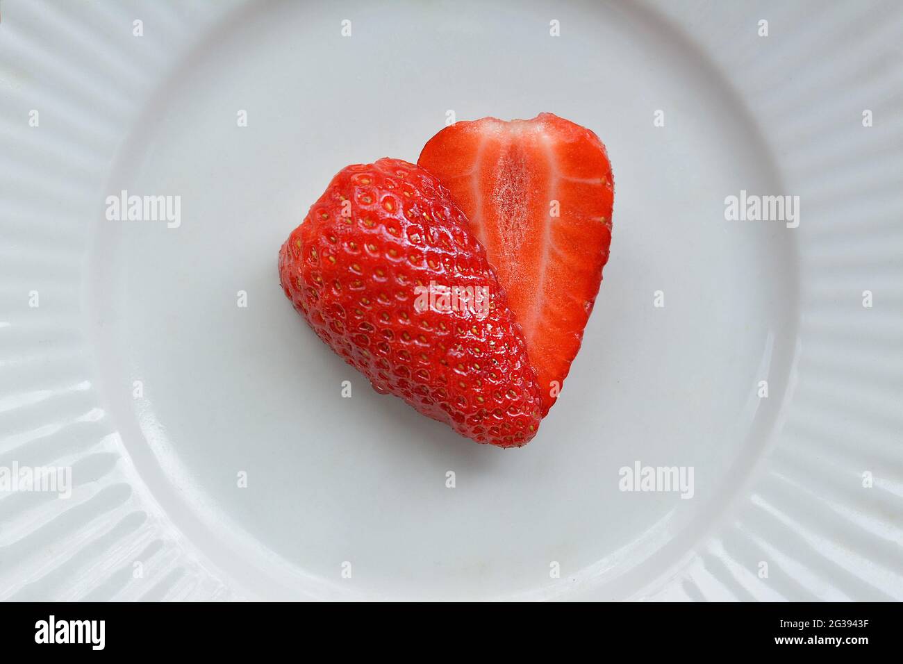 Top view of fresh sliced strawberry on plate Stock Photo - Alamy