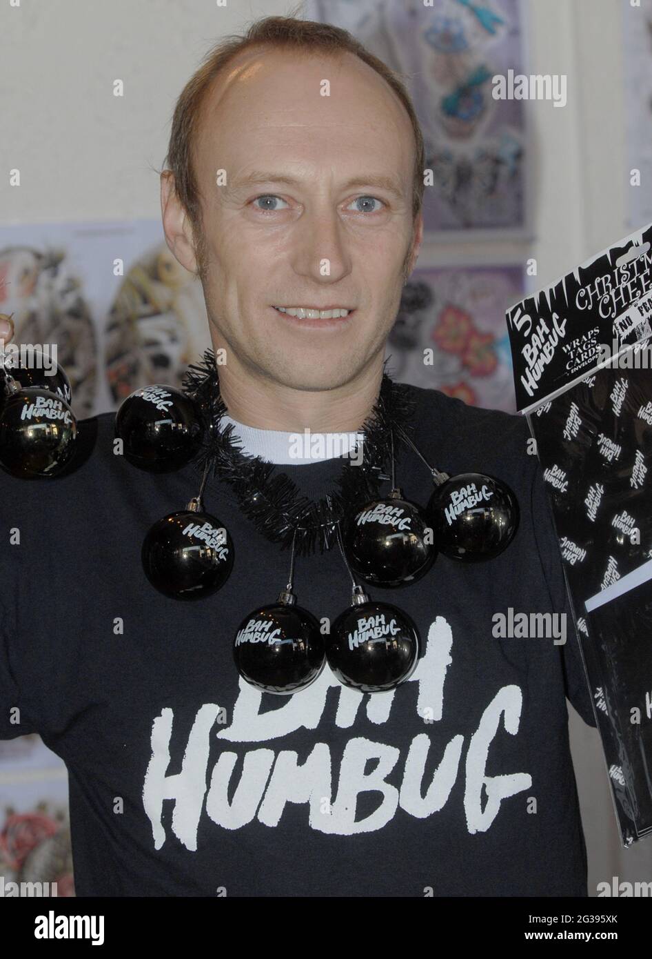 CLIVE WALTERS WITH HIS BAH HUMBUG CHRISTMAS DECORATIONS. PIC MIKE WALKER, 2006 Stock Photo