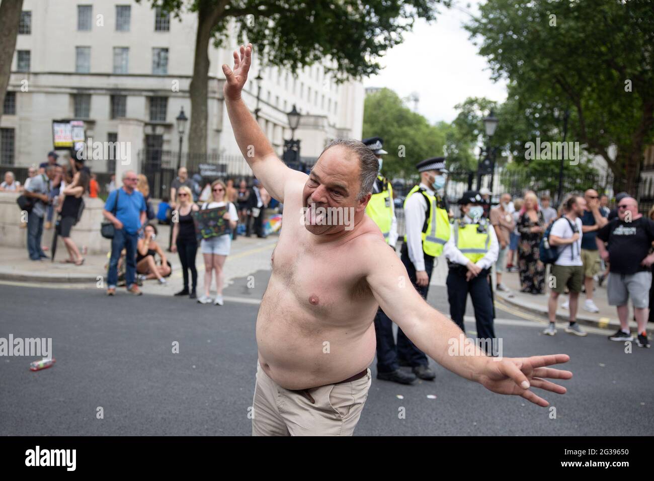 London, UK. 14th June 2021. Drunk anti-vaxx protester shouts F-word to Downing Street. Yuen Ching Ng/Alamy Live News Stock Photo