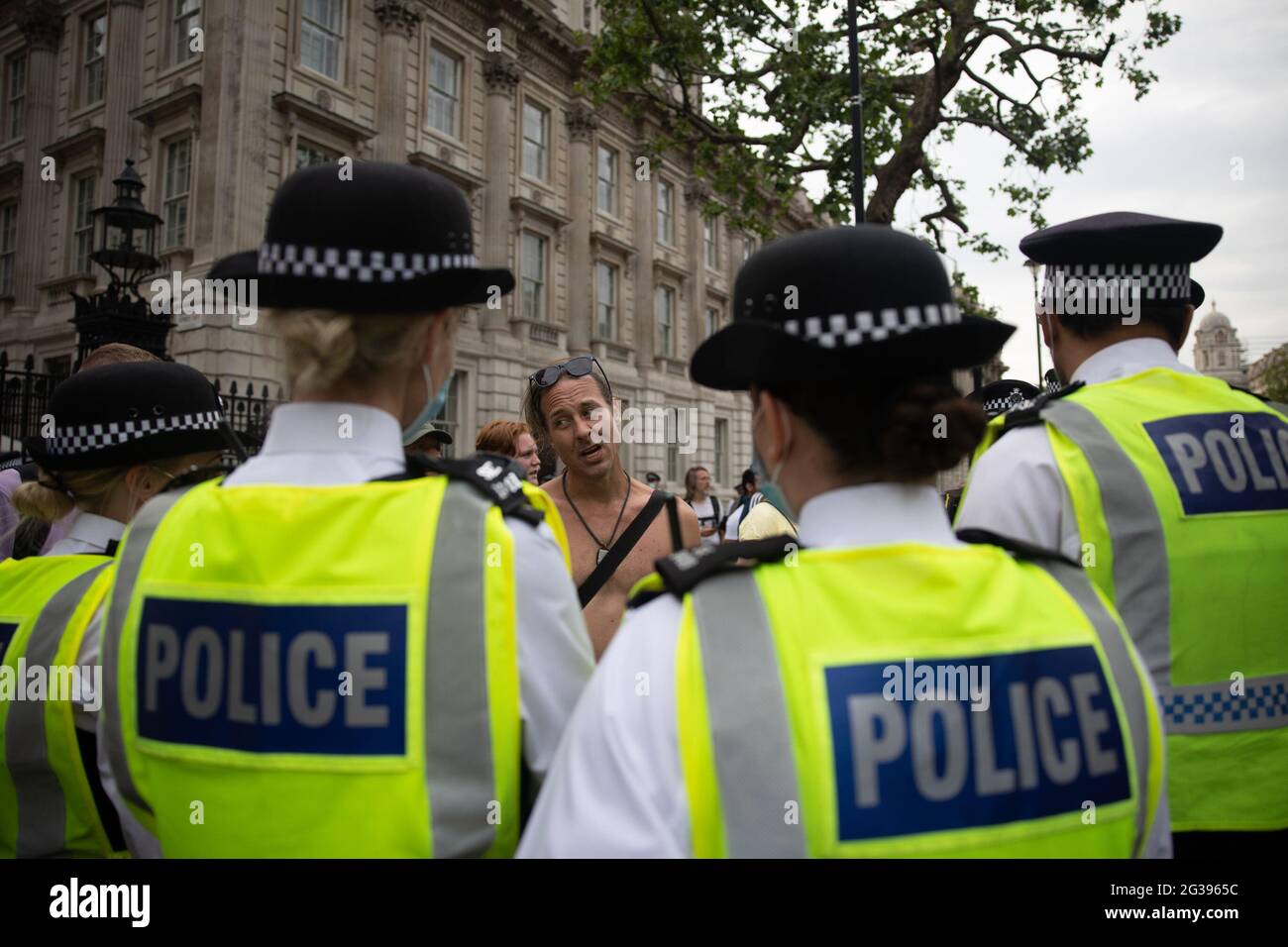 London, UK. 14th June 2021. Anti-vaxx protester confronts police officer outside Downing Street. Yuen Ching Ng/Alamy Live News. Y Stock Photo
