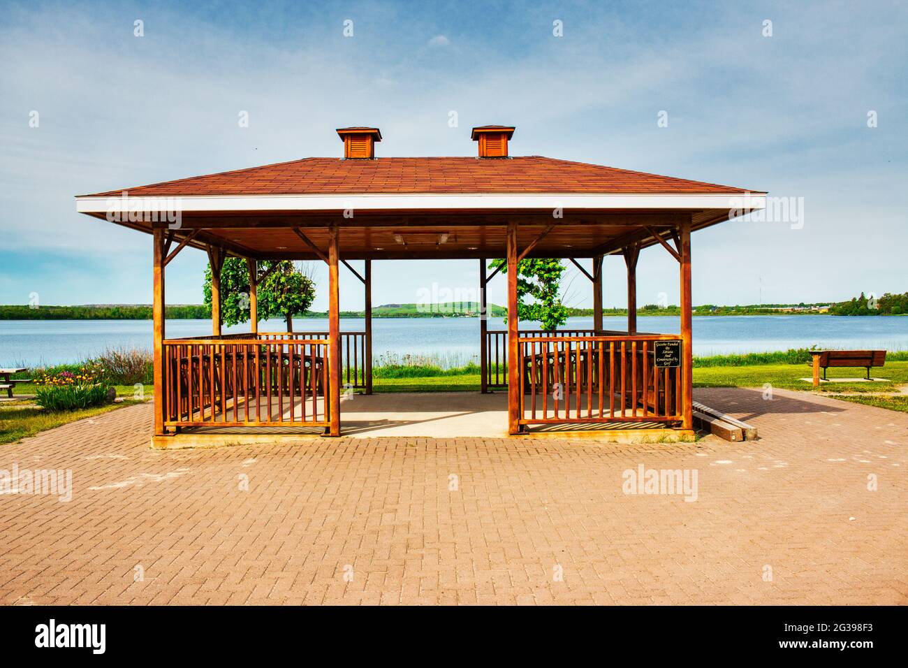Scenic lookout pavilion at Porcupine Lake in Bannerman Park, Timmins, Ontario, Canada Stock Photo