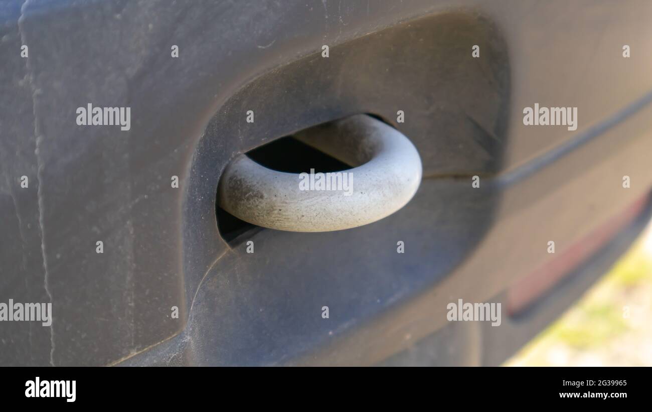 Towbar loop. Attach the vehicle to the front of the vehicle. White