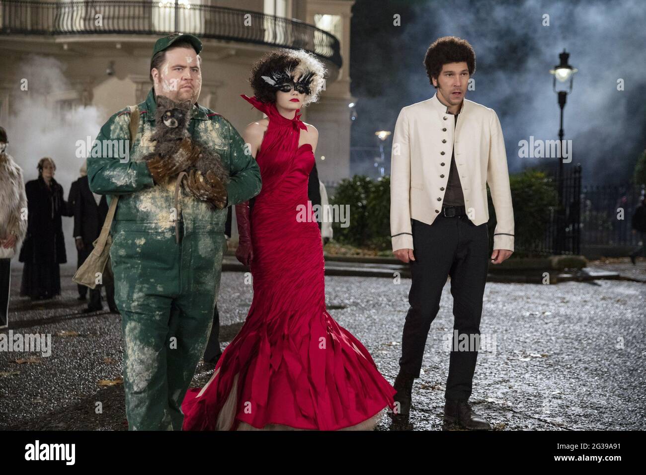 Peliculas Y Programas De Tv De Paul Walter Hauser CRUELLA, from left: Paul Walter Hauser, Emma Stone as Cruella de Vil, Joel  Fry, 2021. ph: Laurie Sparham /© Disney+ / Courtesy Everett Collection  Stock Photo - Alamy