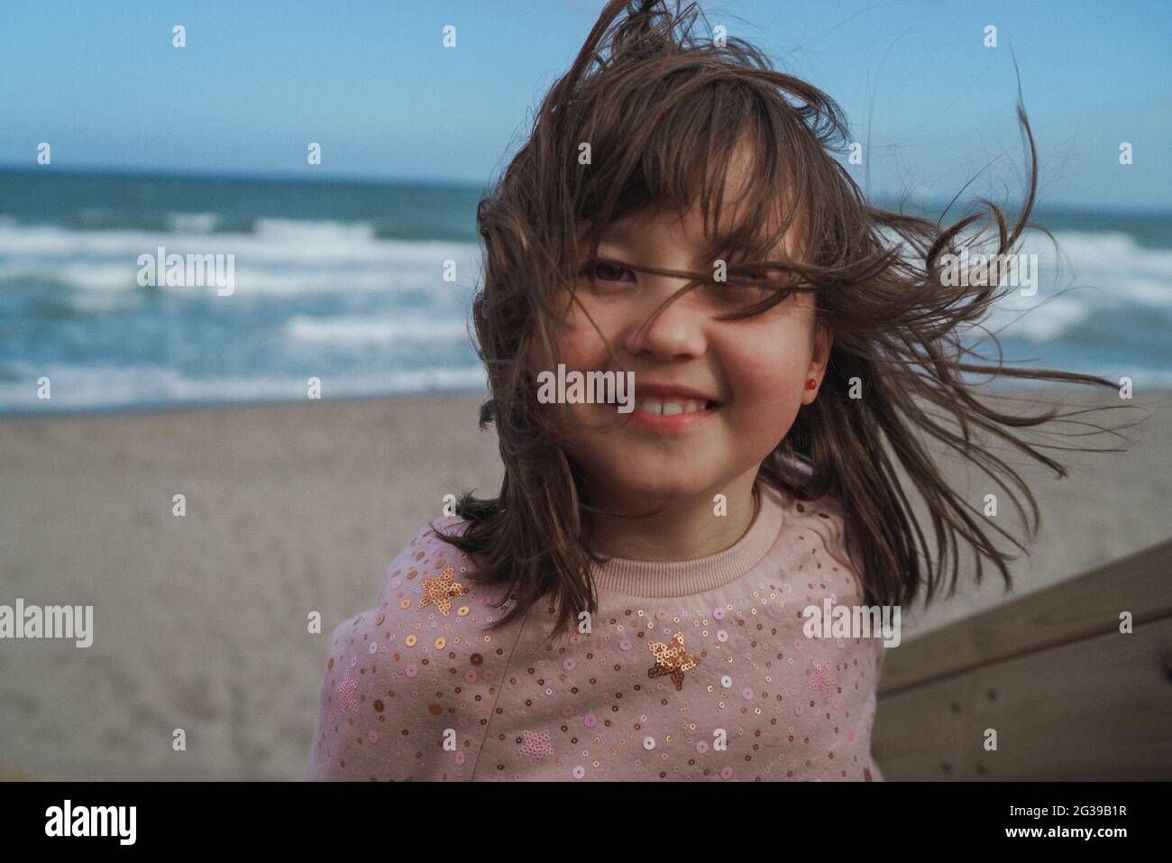 Happy girl ocean hi-res stock photography and images - Alamy