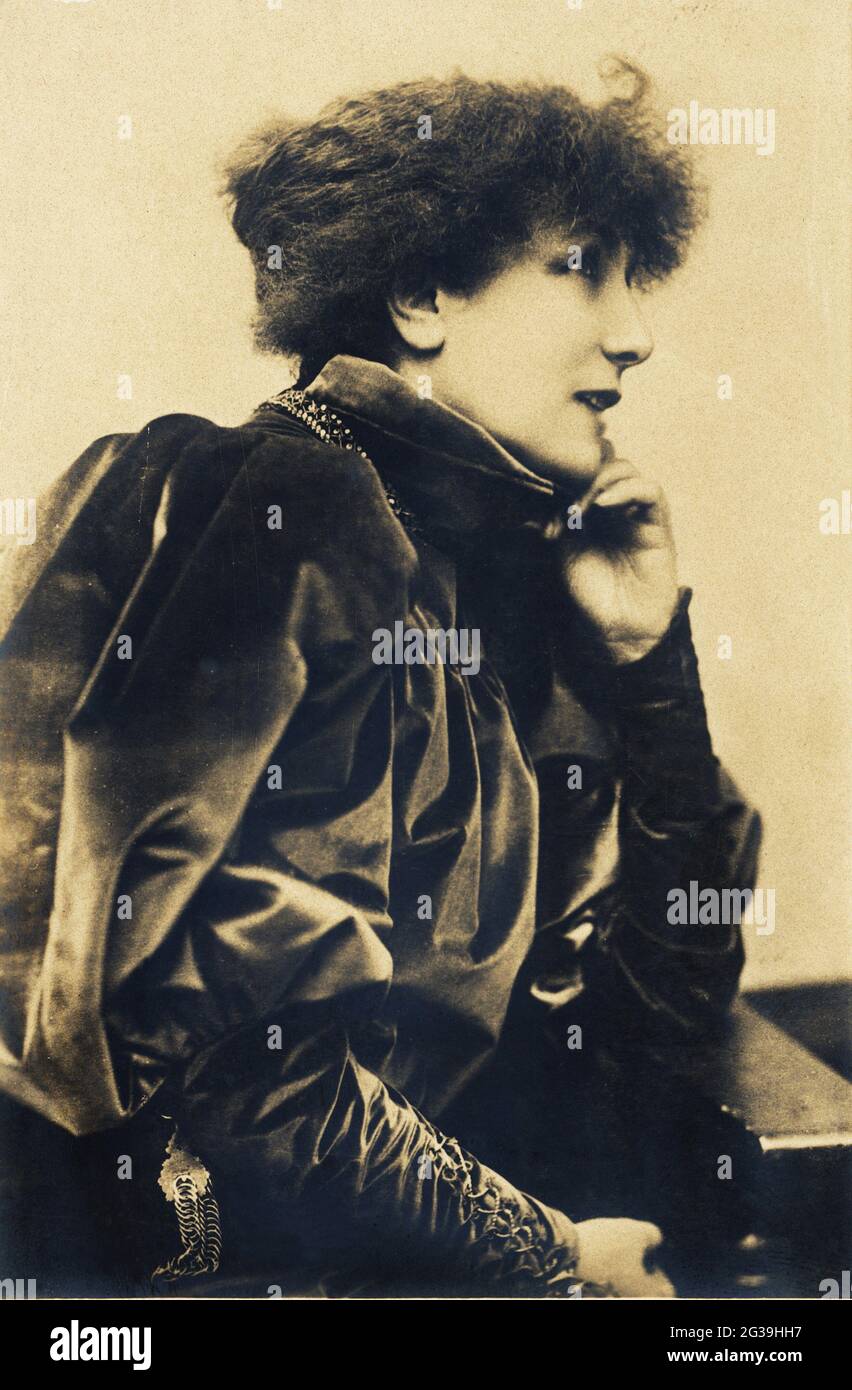 1888 , FRANCE : The french actress SARAH BERNHARDT ( 1844 - 1923 ) , photo by NADAR , Paris , France  - THEATHER - TEATRO - ATTRICE - chignon - velluto - velvet - BELLE EPOQUE - DIVINA - profilo - profile - cintura - belt - colletto - collar ----  Archivio GBB Stock Photo