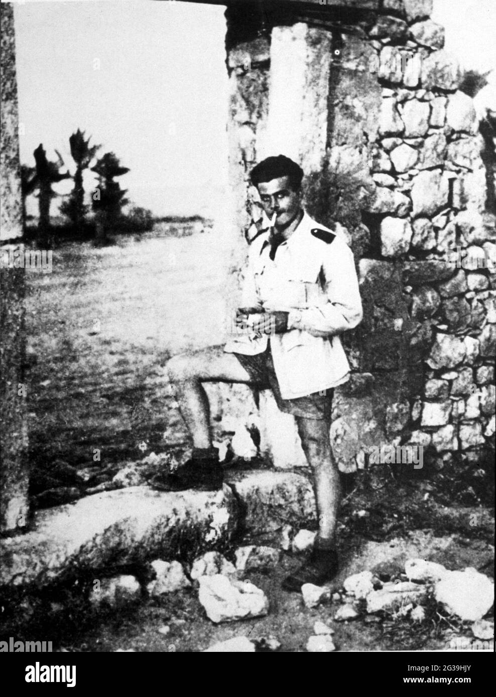 1940 , Tripoli , Lybia : The military vicebrigadiere Carabiniere SALVO D'ACQUISTO ( 1920 - 1943 ) during the military service. Killed for save 22 hostages from Nazi , Medaglia d' Oro al Valor Militare - EROE - HERO - WORLD WAR II - WW 2nd - SECONDA GUERRA MONDIALE - nazismo - nazism - RESISTENZA - processo di beatificazione  - portrait - ritratto  - DACQUISTO - D' ACQUISTO ----  Archivio GBB Stock Photo