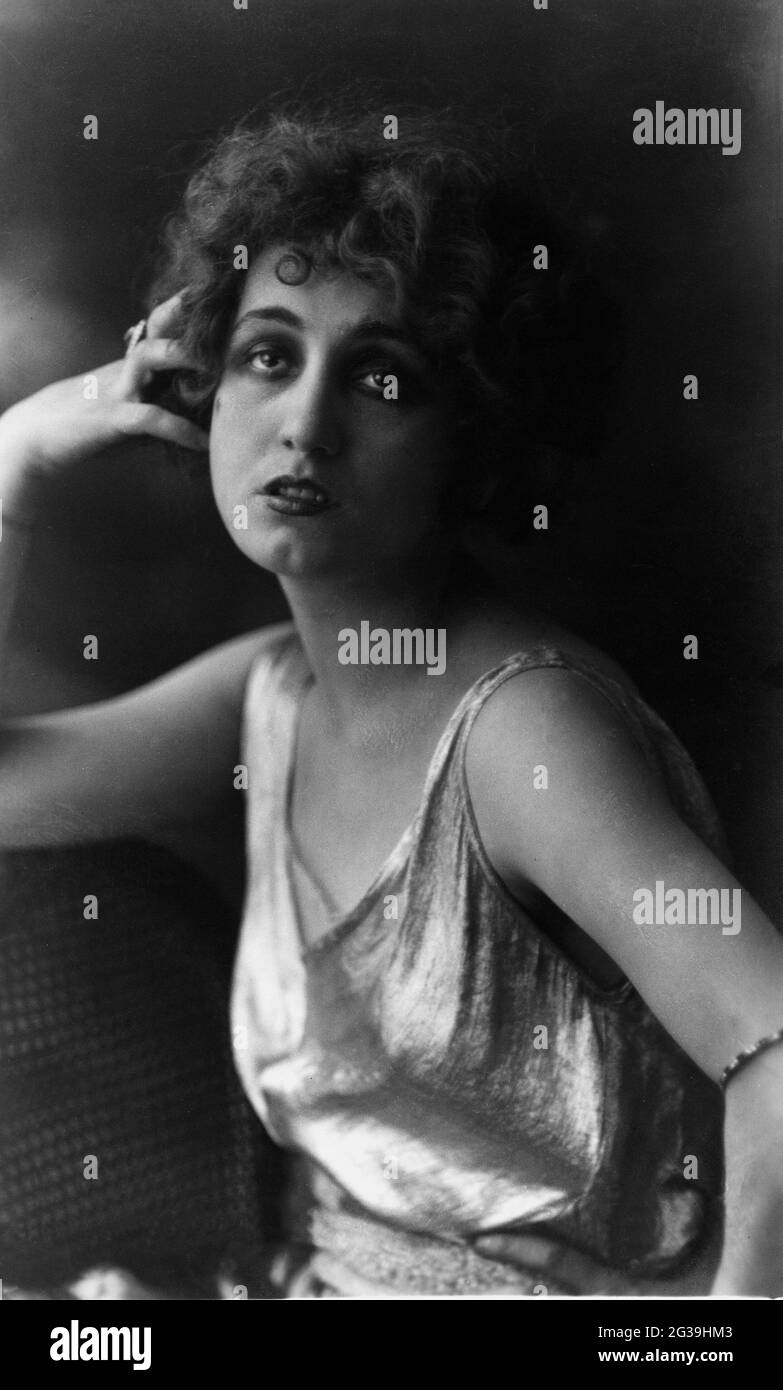 1920's, ITALY : The italian singer , dancer and actress ANNA FOUGEZ ( 1894 - 1966 ). - ATTRICE - CANTANTE - Café Chantant - Tabarin - TEATRO di RIVISTA  - THEATER - BELLE EPOQUE - Cabaret - ANNI VENTI -    -  spalla - spalle - shoulder - shoulders - ascella - ascelle - armpit  - raso - satin - golden lamé dress - divina   ----  Archivio GBB Stock Photo