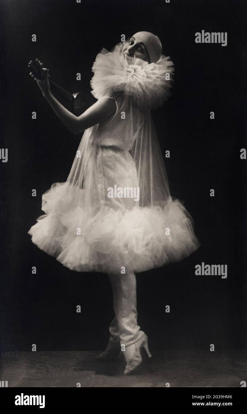 1920's , ITALY: The italian singer , dancer and actress ANNA FOUGEZ ( 1894 - 1966 ) - ATTRICE - CANTANTE - Café Chantant - Tabarin - TEATRO di RIVISTA  - THEATER - BELLE EPOQUE - Cabaret - ANNI VENTI -    -  spalla - spalle - shoulder - shoulders - scarpe - shoes  - schiena - back - raso - satin - caviglia - caviglie - velo - veil - trasparente - transparent - tulle - uculele - pierrette - pierrot smile - sorriso   ----  Archivio GBB Stock Photo